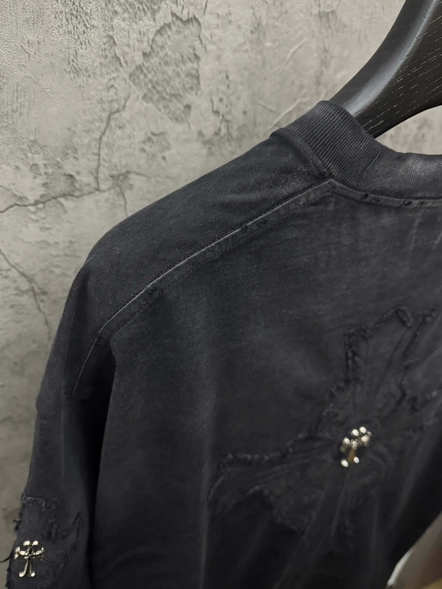 P240 top version, real shot without P, ​​different from market currency) 𝗖𝗵𝗿𝗼𝗺𝗲 𝗛𝗲𝗮𝗿𝘁𝘀/Croxin 2026 spring new original single counter American washed patch embroidered couple short sleeves 👑The highest version! Customized fabric 320 grams, washed and fried. Best-selling model at the counter. Very comfortable to wear. Accessories: Original molded and authenticated collar label➕100% silk wash label. Genuine purchase-grade original hangtag➕matching hanging rope➕3D hanging beads➕original packaging bag. Craftsmanship: The original version has consistent wiring! The highest version of the armhole matching technique! Color: Black Blue Size: S M L XL Style No.: 5207